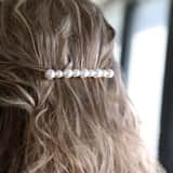 Silberfarbener Haarschmuck mit Perlen
