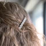 Silberfarbener Haarschmuck mit Perlen
