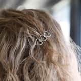 Silberfarbener Haarschmuck mit Herzen