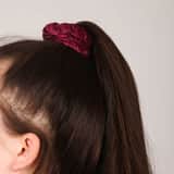 Samt-Scrunchie, Bordeauxrot mit Glitter