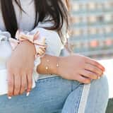 Lachsfarbener Scrunchie in Satin-Optik