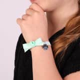 Elastisches Kinderarmband in Grün mit Kleeblatt-Anhänger