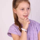 Witte kinderrekarmband met hanger engel
