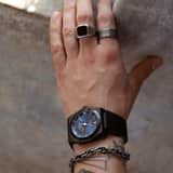 Gerecycleerd stainless steel heren zegelring bewerkt met black agate