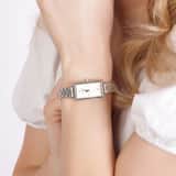 Regal horloge met een stainless steel kast en band