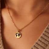 Vergoldetes Edelstahlcollier mit Globusanhänger
