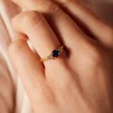 Vergoldeter Vintage-Edelstahlring mit blauem Zirkonia
