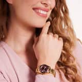 Regal Damen-Armbanduhr mit goldfarbenem Armband.