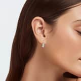 Zilveren rhodiumplated ovalen oorringen zirkonia voor dames