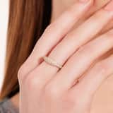 Silberner, goldplattierter Ring mit Zirkonia