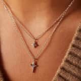Silbernes Schmuck-Set Halskette und Ohrringe Kreuz