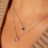 Silbernes Schmuck-Set mit Halskette und Ohrringen mit Herz-Anhängern