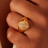 Vergoldeter Ring aus recyceltem Edelstahl mit Kreuz