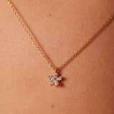 Vergoldete Halskette aus 925er Silber mit Zirkoniastein besetztem Anhänger in Blumenform