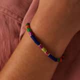 Armband aus Edelstahl, vergoldet, mit blauen Glasperlen
