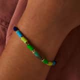 Armband aus Edelstahl, vergoldet, mit grünen Glasperlen