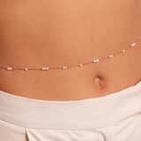 Goldfarbene Bijoux-Bodychain mit Perlen