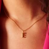 Stainless steel goldplated ketting met letterhanger E voor dames