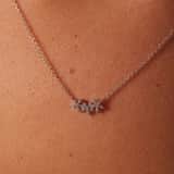 Zilveren collier drie bloemen met zirkonia voor dames