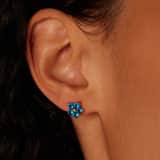 Ohrstecker aus Edelstahl, vergoldet, Blume mit Zirkonia, blauer Topas