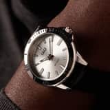 Q&Q-Herrenuhr mit schwarzem Lederarmband