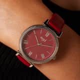 Regal horloge pantone kleur red dahlia