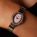 Regal Damen-Armbanduhr mit einem rosafarbenen, mit Zirkoniasteinen besetzten Zifferblatt.