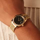 Regal horloge goudkleurig met zwarte wijzerplaat