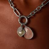 Charm aus Edelstahl mit Rosenquarz