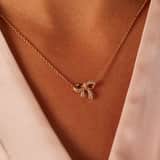 Zilveren goldplated ketting met hanger strik met zirkonia voor dames