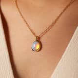 Halskette aus Edelstahl, vergoldet, mit Opal, oval