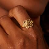 Stainless steel goldplated ring met surinaamse mattenklopper en hand