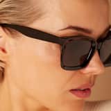Schwarze quadratische Sonnenbrille