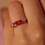 Stainless steel goldplated ring met rood zirkonia hart