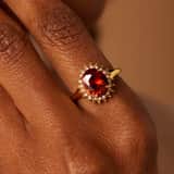 Ring im Vintage-Stil aus vergoldetem Edelstahl mit rotem Zirkonia