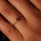 Ring aus 585 Roségold mit schwarzem Spinell Edelstein