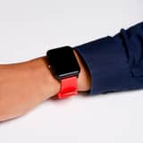 Axcent smartwatch met een rood rubberen band