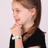 Elastisches Kinderarmband in Grün mit Kleeblatt-Anhänger