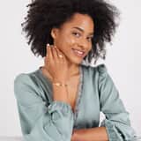 Goldplattierter Bangle-Armreif aus recyceltem Edelstahl mit surinamischem Teppichklopfer-Design