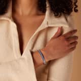 Armreif aus Edelstahl, mit blauen Streifen