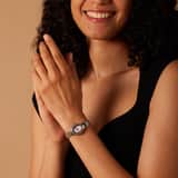 Regal Damen-Armbanduhr mit einem rosafarbenen, mit Zirkoniasteinen besetzten Zifferblatt.
