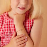 Zilveren goldplated kinderbedelarmband met hanger hart