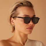 Schwarz-braune Sonnenbrille mit grünen Gläsern