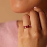 Stainless steel goldplated ring met rood zirkonia hart