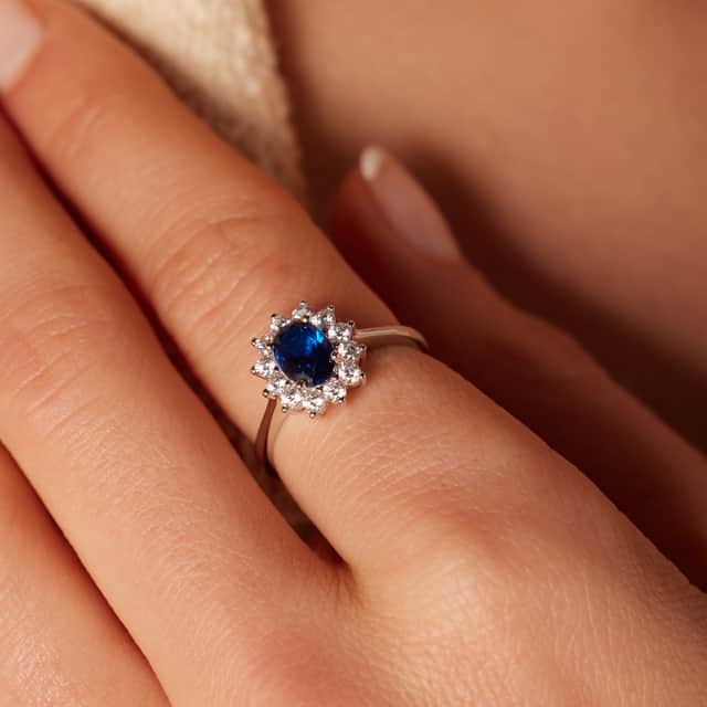 Zilveren ring met blauwe zirkonia