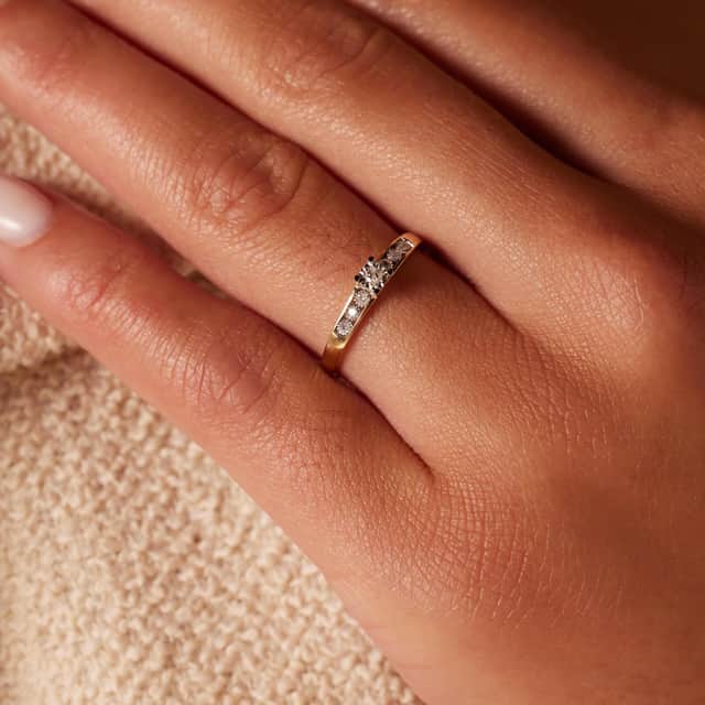 14 Karaat geelgouden ring met 7 diamanten 0,05ct