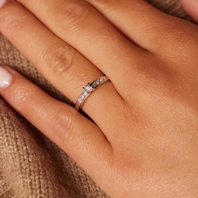 14 Karaat witgouden ring met 7 diamanten 0,05ct