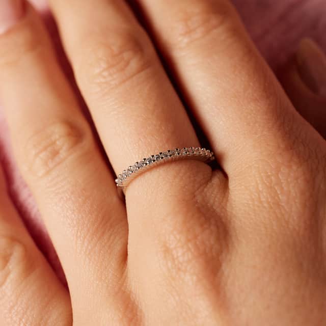 Zilveren ring met rij zirkonia