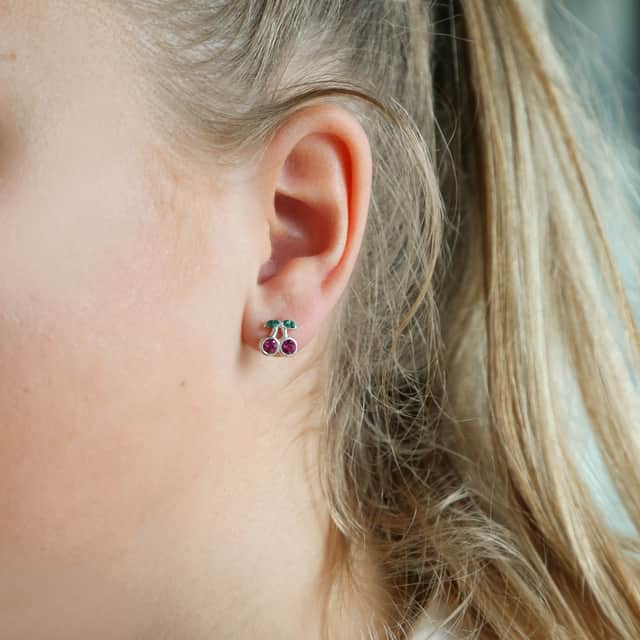 Zilveren kinderoorbellen kersen fuchsia kristal