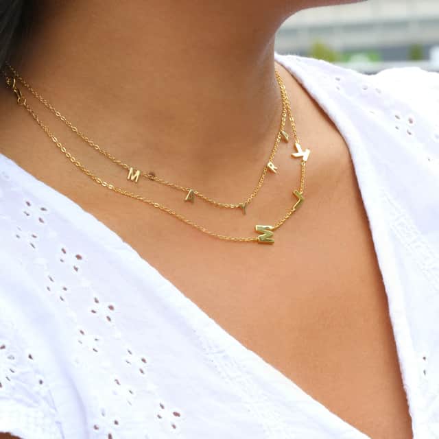 Zilveren naamketting goldplated 3 initials zijkant voor dames